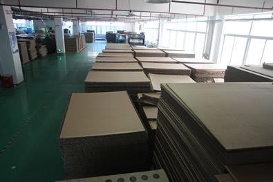 <b>卡 扣箱的优点 The Advantages of Clamp Boxes</b>